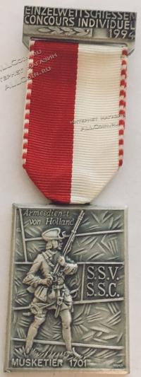 #296 Швейцария спорт Медаль Знаки. Оденочный стрелок. Мушкетер. 1994 год.