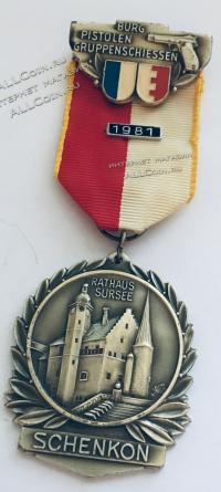 #453 Швейцария спорт Медаль Знаки. Стрельба из замка. Пистолеты. 1981 год.